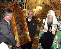 В день Казанской иконы Божией Матери Святейший Патриарх Алексий совершил Божественную литургию и молебен в Казанском соборе на Красной площади В день Казанской иконы Божией Матери Святейший Патриарх Алексий совершил Божественную литургию и молебен в Казанском соборе на Красной площади