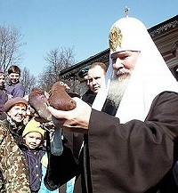 Предстоятель Русской Православной Церкви совершил молебен у мощей святителя Тихона, Патриарха Всероссийского