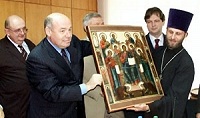 Итальянская делегация передала России иконы, изъятые у контрабандистов