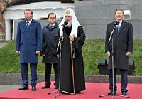 Святейший Патриарх Кирилл освятил отреставрированный обелиск в честь Дома Романовых у стен Московского Кремля