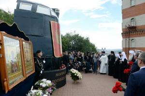 Предстоятель Русской Церкви возложил цветы к памятнику морякам АПЛ «Курск» и мемориалу защитникам Заполярья в Мурманске