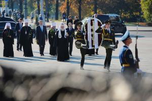 Предстоятель Русской Церкви возложил венок к Монументу Победы в Минске