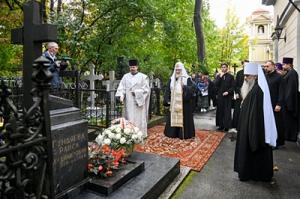 Святейший Патриарх Кирилл посетил Никольское и Большеохтинское кладбища в Санкт-Петербурге